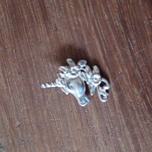 Vintage sterling silver unicorn pendant with flowers in hair - Picture 3 of 8
